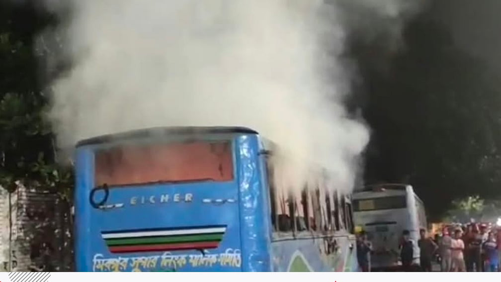 ঢাকার বিভিন্ন স্থানে ককটেল বিস্ফোরণের মধ্যে কাফরুলে বাসে আগুন